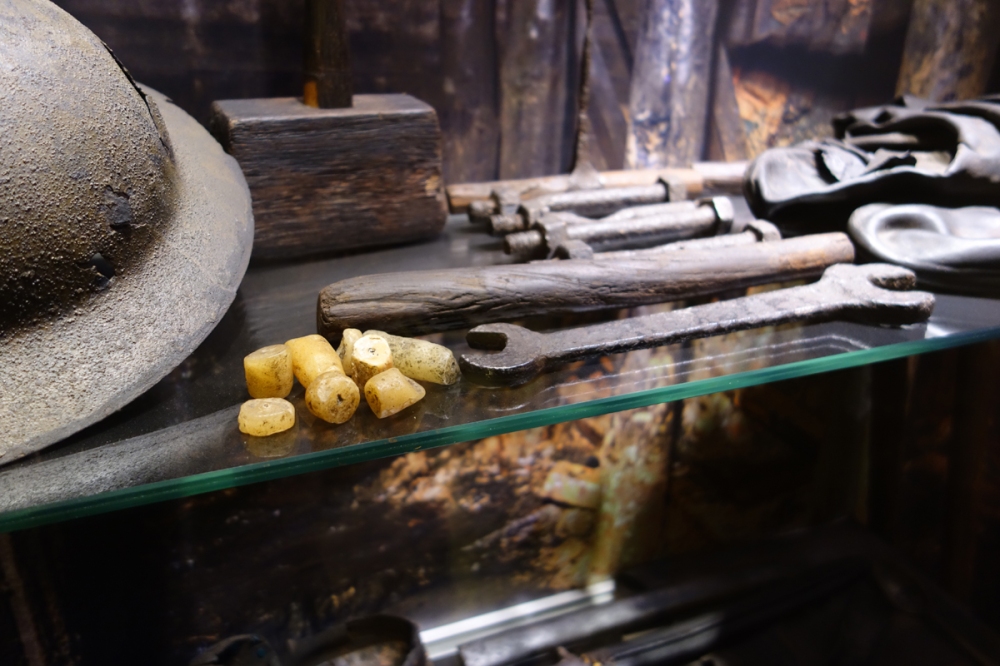 Mining tools including stubs of candles